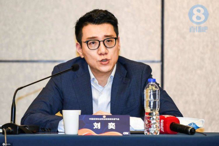 主裁判彼得-班克斯对抗议行为出牌警告最多，他出示了16张黄牌。